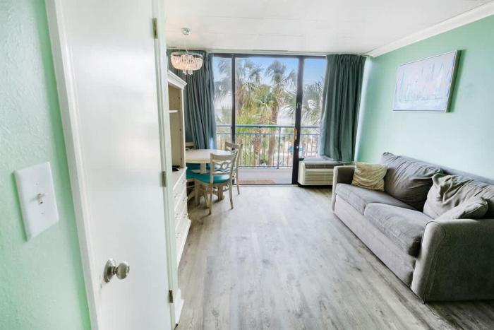 Oceanfront 1BR with Heated Pools, Coral Beach,New!