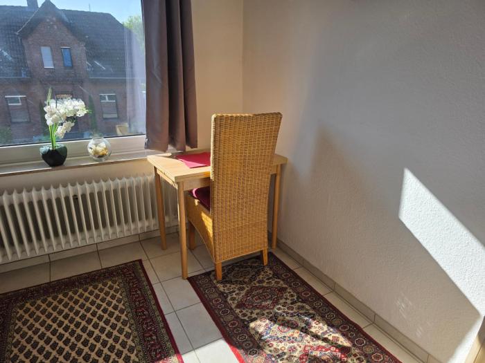 Ein ruhiges Zimmer mit gemeinsam genutzte Bad und Küchengeräte