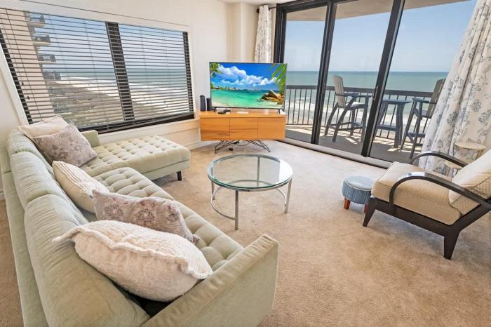 Wellington 3BR with Direct Oceanfront View - Pool!