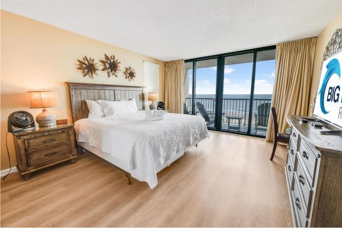 Amazing Oceanfront condo w pools & hot tub access