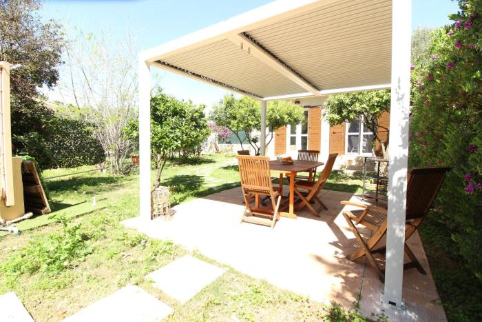 Boutique Garden Hideaway Romantic Pergola & Fast Wi-Fi & Parking - Close to beaches