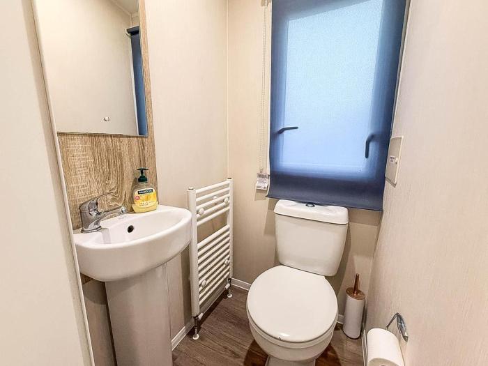 Lovely Caravan With Decking At Seawick Holiday Park In Essex Ref 27471Sw