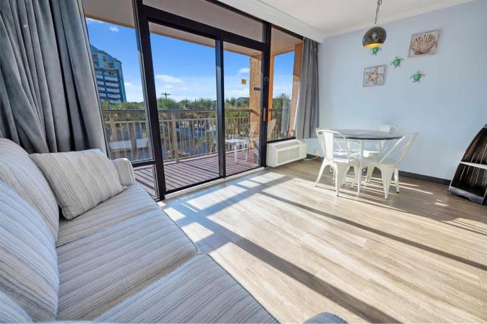 Newly Remodeled Caravelle l Studio, Views w Pools