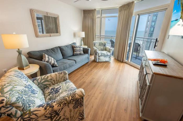 Amazing Beach Condo w hot tub, Balcony and Pools