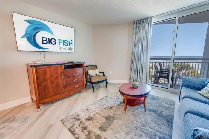 Amazing Oceanfront condo with pool & balcony views