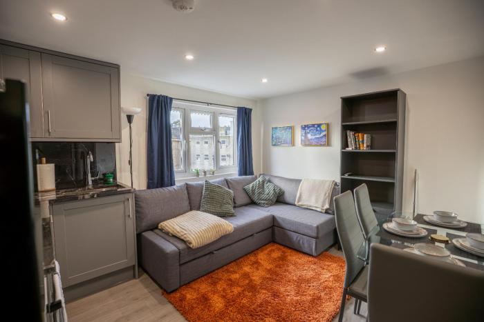 Cozy 2 Bed Flat in Town Centre