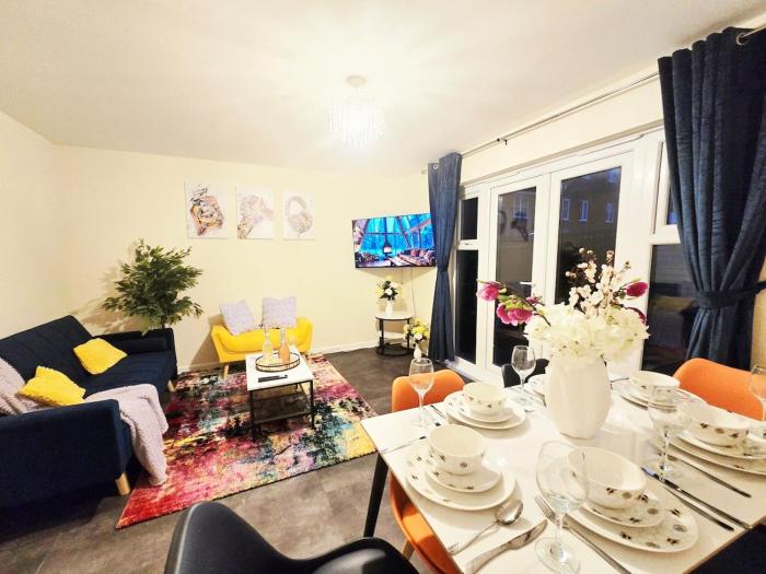 Spacious 4BR House with Parking for Work & Family