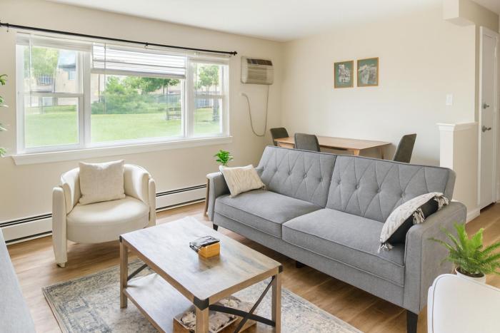 Fast Wi-Fi 1BR Apartment Near Airport