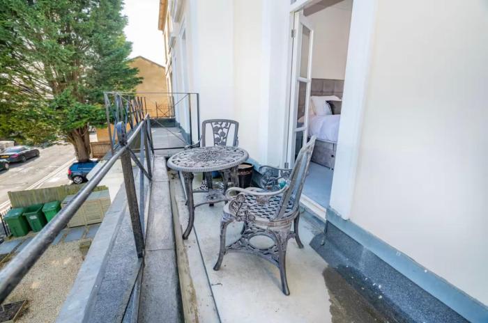 2 Bed Lovely and Spacious Flat in a Fab Location