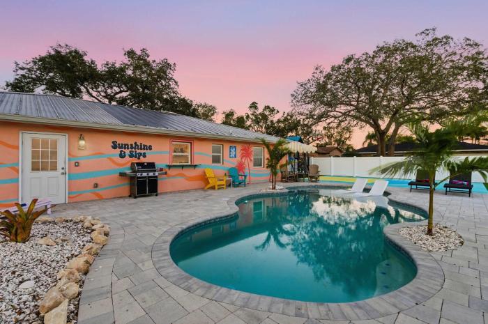 Family villa w pool cornhole & putting green