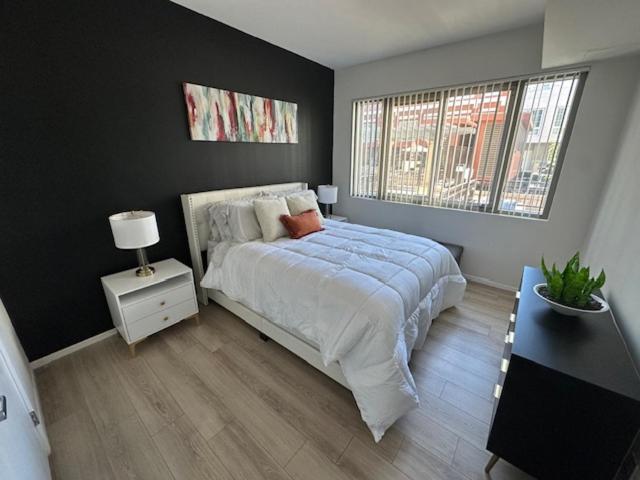 Stylish Gaslamp 1BR Den Patio Walk Everywhere