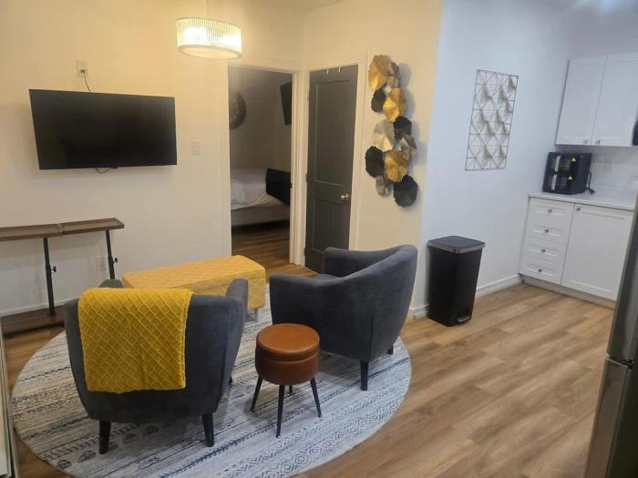 Cozy Upper 1-BDRM Downtown Smart & Stylish