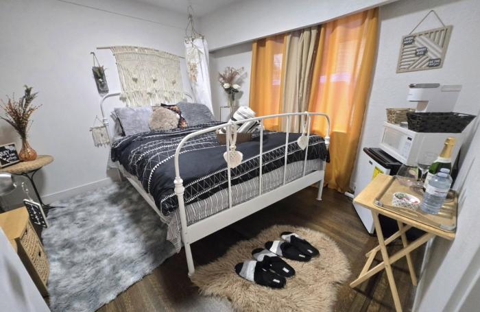 Bohemian Theme Private Room near Metrotown Mall with private parking