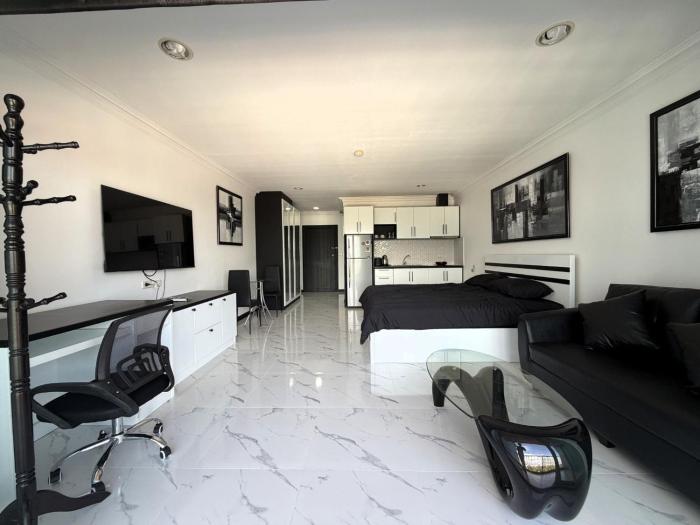 1-Bedroom Pool-View Condo with Large Balcony - Jomtien