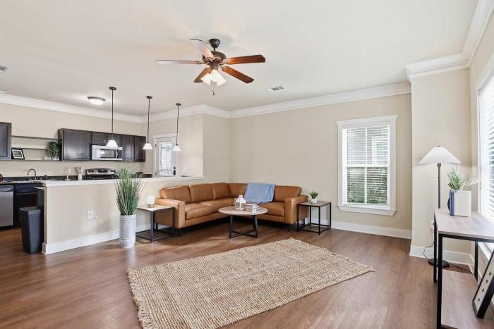 Stay near Texas A&M Spacious Cottage with Clubhouse