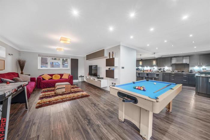 4 BR 6 Beds 3 Bath PS4, Pool Table Parking x4 Close to Legoland & Windsor