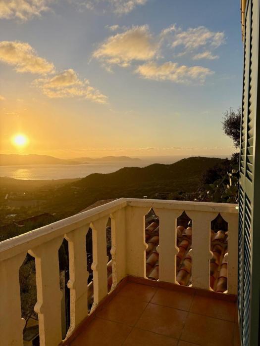 Maison de village à Lumio avec terrasses, vue mer et montagne 8-10 personnes