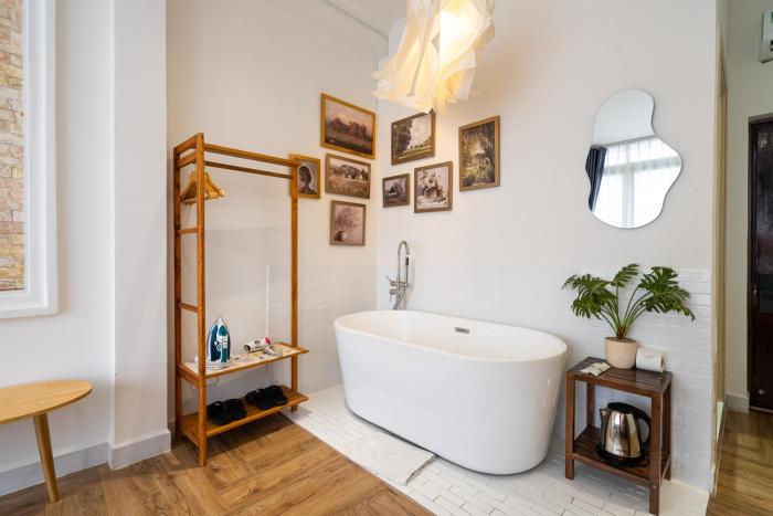 V Living - Hidden Gem in District 1 & Free Laundry