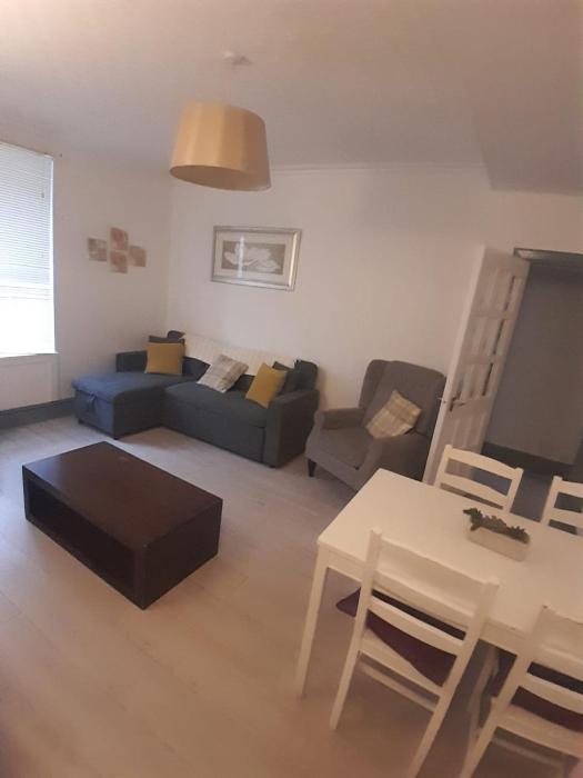 Warm Central Apartment by Meadows 7