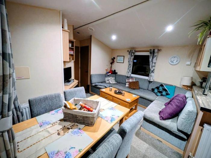 8 Berth Spacious Dog Friendly Caravan, Near Great Yarmouth In Norfolk Ref 10006G