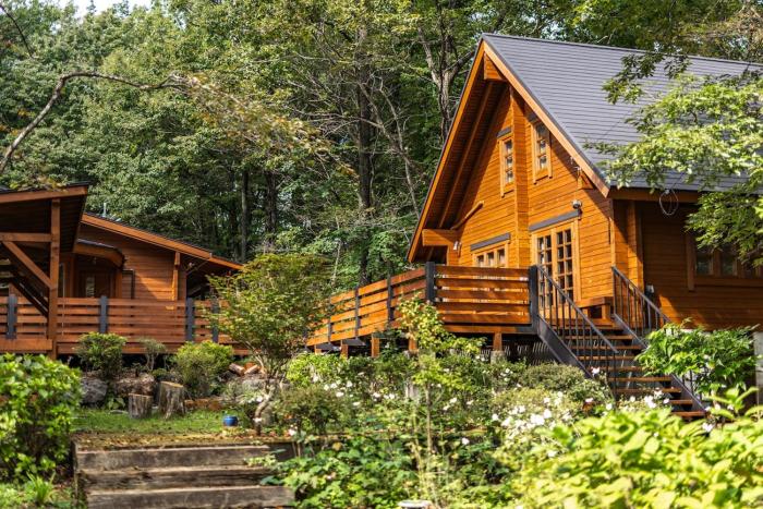 那須連峰を望む御用邸の膝元 森に囲まれた1200平米に佇むログハウス2棟と音楽棟東屋