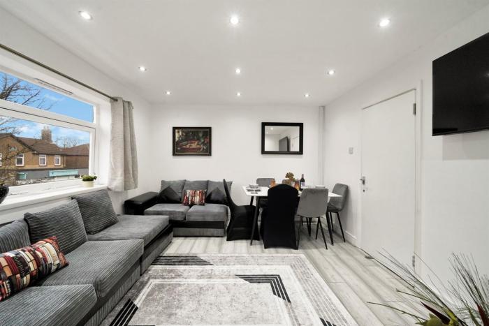 Belvedere 4 Bedroom Home Private Parking x2 Close to Station I Work Station