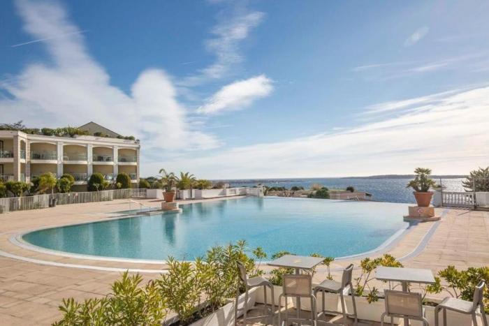 Standing, magnifique piscine, parking, proche plages