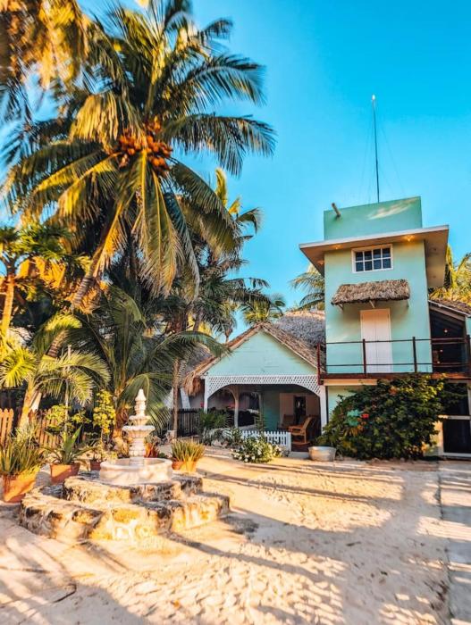 Rustic Luxury Ocean View, 4 BR and 3 Baths Utopia Beachfront