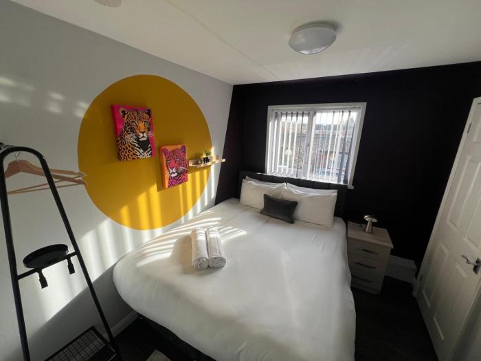 8 person 4 bedroom 4en-suite Free Parking