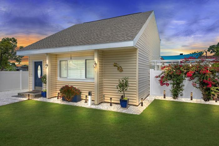 Huge Loft Style 3BR - KING Bed, Pool, WiFi, Washer & Dryer, AC, Free Parking -- IDEAL FOR Medical, Business, Groups, Relocation - near Moffitt Cancer Center and Raymond James Stadium -- Centrally Located