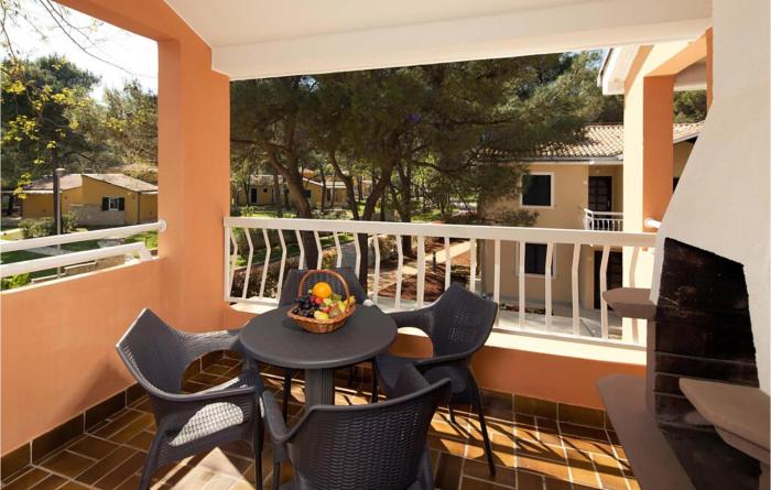 Nice Apartment In Umag With Outdoor Swimming Pool