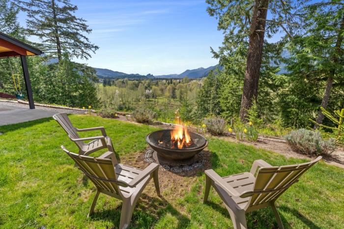 Hike, Fish, Hunt and Ski Secluded Cascades Cabin!