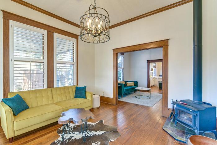 5 Mi to Dtwn Houston Charming Gem with Patio and Yard