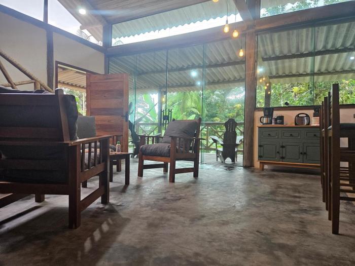 Chalé com Piscina natural próx as praias