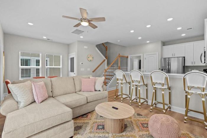 Coral Crush - Across from Ocean & Dog friendly