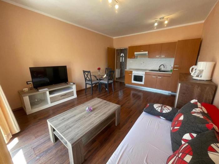 Seaview apartment in Obrovac with balcony