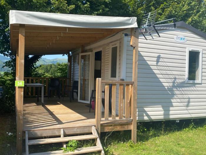 Mobil-home avec terrasse à Vic-sur-Cère, 4 personnes - API-1-52-1251