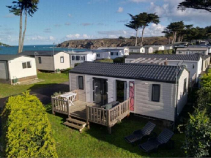 Mobil home confortable avec terrasse à Saint-Coulomb - API-1-52-1276