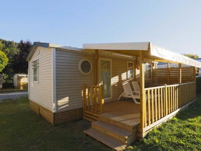 Mobil home confortable avec terrasse à Saint-Geniez-dOlt, 6 personnes - API-1-52-1296