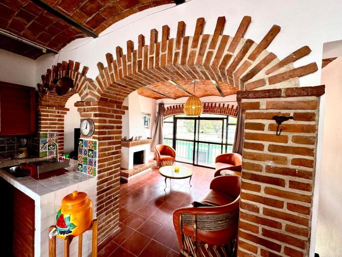 Ajijic Centro with lakeview terrace, AC & walkable