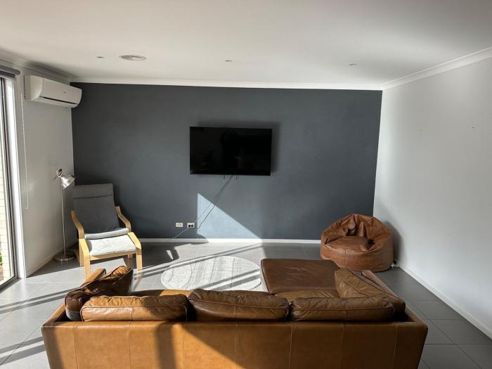 Modern 3 bed 2 bath house, parking and outdoor space