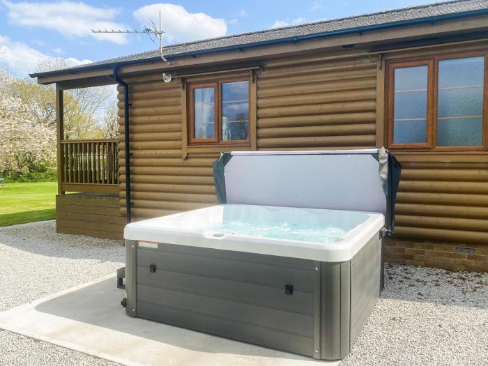 Tarkas Holt Log Cabin-Ukc2102
