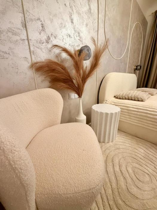 Elegant White Apartment in City Centre with Parking