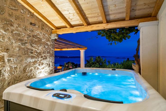 Luxury Seaview Apartment with Outdoor Jacuzzi near Dubrovnik