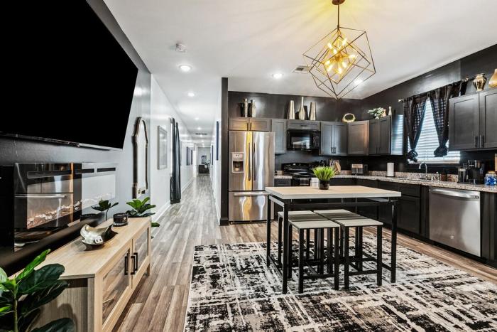 Spacious 10BR NOLA Home, Perfect for Groups, King bed