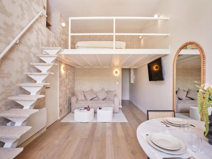 Superb Flat Heart 8th District Matignon St Honoré