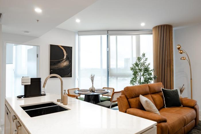 Chada by Cadiz Properties - 2 Bedroom Apartment with Lakeview Pool, within CBD and Beside Commonwealth Park