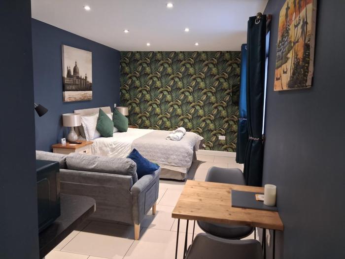 Suite near City, Science Park & Marshalls and close to Riverside walks