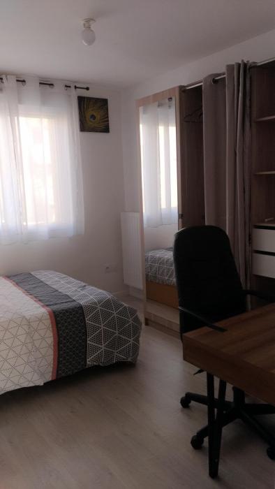 Belle chambre dans une charmante et grande maison duplex neuve et bien aérée