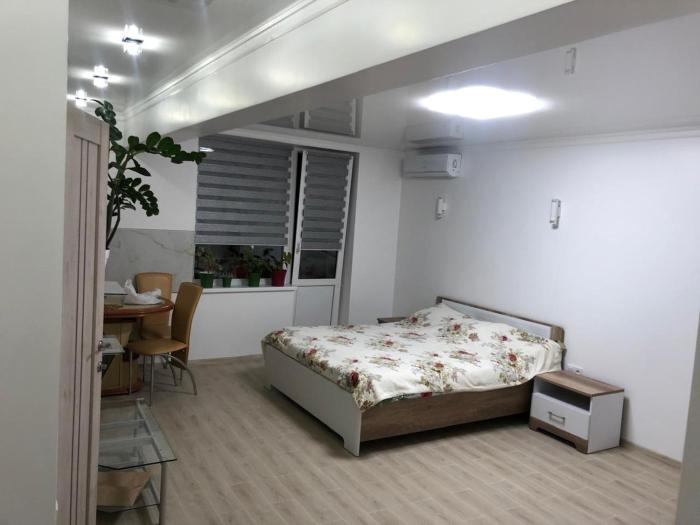 Апартамент у центрі з балконом